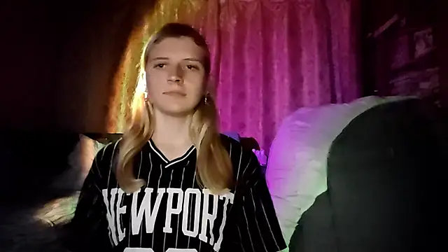 LynteriLain online show from 10-08-25, 08:39