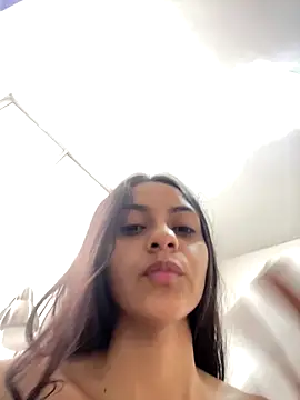 Snapshot of miluwatson chatting on 10-18-25, 07:36 miluwatson online show from 10-18-25, 07:36