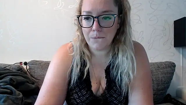 Snapshot of KittyClit chatting on 11-11-25, 09:20 KittyClit online show from 11-11-25, 09:20