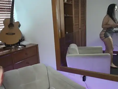 Snapshot of Talia__velvet chatting on 11-28-25, 01:47 Talia velvet online show from 11-28-25, 01:47