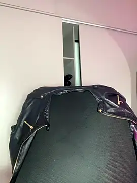 Snapshot of EmilyZuits chatting on 11-08-25, 08:51 EmilyZuits online show from 11-08-25, 08:51