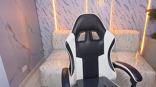 Snapshot of Terry_tx chatting on 10-30-25, 01:01 Terry tx online show from 10-30-25, 01:01