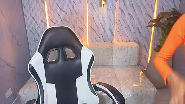 Snapshot of Terry_tx chatting on 11-12-25, 01:00 Terry tx online show from 11-12-25, 01:00