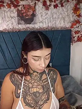 Snapshot of Hecate_Queen chatting on 10-06-25, 11:29 Hecate Queen online show from 10-06-25, 11:29