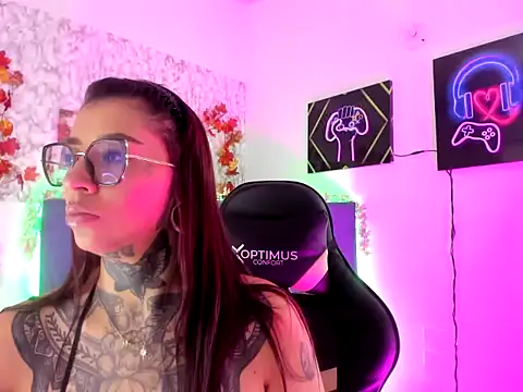 Snapshot of Hecate_Queen chatting on 11-06-25, 01:23 Hecate Queen online show from 11-06-25, 01:23