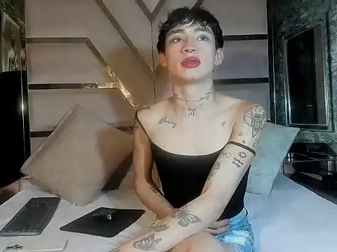 Snapshot of Mila_Leon chatting on 10-06-25, 04:10 Mila Leon online show from 10-06-25, 04:10