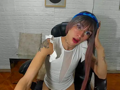 Snapshot of Mila_Leon chatting on 11-03-25, 01:40 Mila Leon online show from 11-03-25, 01:40