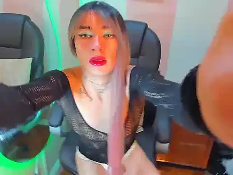 Snapshot of Mila_Leon chatting on 11-13-25, 03:49 Mila Leon online show from 11-13-25, 03:49