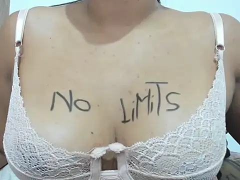 Snapshot of Valentinahot7 chatting on 10-15-25, 03:23 Valentinahot7 online show from 10-15-25, 03:23