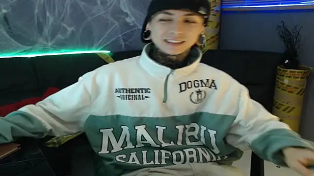 Snapshot of Kuregari_xs chatting on 10-26-25, 04:29 Kuregari xs online show from 10-26-25, 04:29