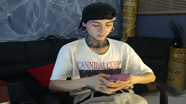 Snapshot of Kuregari_xs chatting on 10-27-25, 01:42 Kuregari xs online show from 10-27-25, 01:42