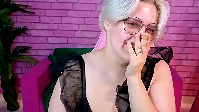 Snapshot of DominiqueSweetie chatting on 10-16-25, 09:21 DominiqueSweetie online show from 10-16-25, 09:21