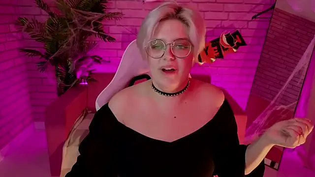 Snapshot of DominiqueSweetie chatting on 10-30-25, 12:06 DominiqueSweetie online show from 10-30-25, 12:06