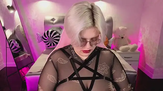 Snapshot of DominiqueSweetie chatting on 10-31-25, 09:21 DominiqueSweetie online show from 10-31-25, 09:21