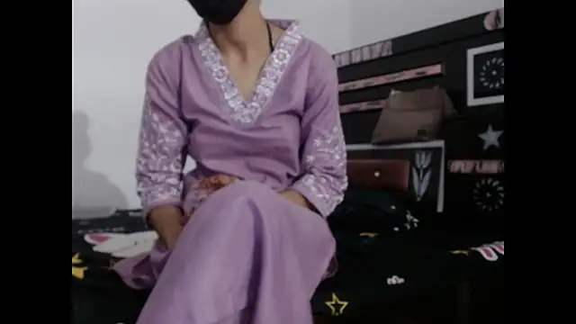 Snapshot of sexy_yuvi chatting on 10-21-25, 10:54 sexy yuvi online show from 10-21-25, 10:54