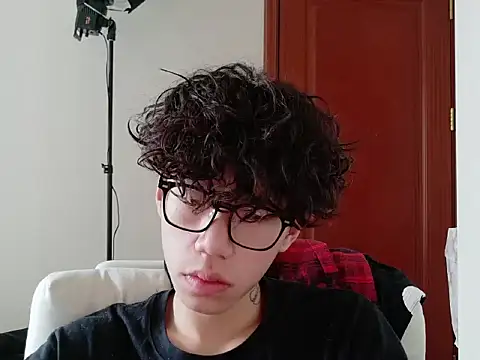 Snapshot of hangzi-0011 chatting on 09-30-25, 07:35 hangzi-0011 online show from 09-30-25, 07:35