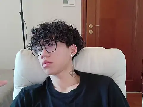 Snapshot of hangzi-0011 chatting on 10-01-25, 10:21 hangzi-0011 online show from 10-01-25, 10:21