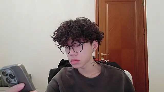 Snapshot of hangzi-0011 chatting on 10-04-25, 10:24 hangzi-0011 online show from 10-04-25, 10:24