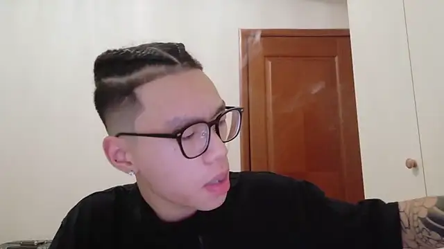 Snapshot of hangzi-0011 chatting on 10-08-25, 11:08 hangzi-0011 online show from 10-08-25, 11:08