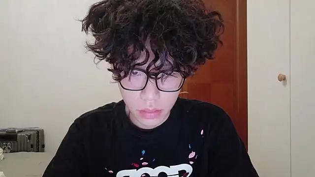 Snapshot of hangzi-0011 chatting on 10-11-25, 10:36 hangzi-0011 online show from 10-11-25, 10:36