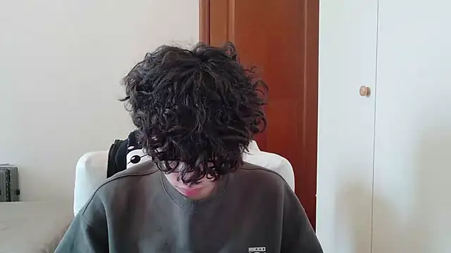 Snapshot of hangzi-0011 chatting on 10-12-25, 08:02 hangzi-0011 online show from 10-12-25, 08:02