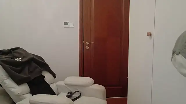 Snapshot of hangzi-0011 chatting on 10-13-25, 10:15 hangzi-0011 online show from 10-13-25, 10:15