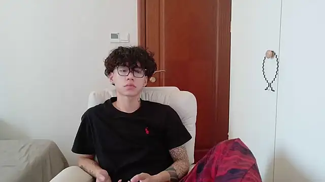 Snapshot of hangzi-0011 chatting on 10-15-25, 07:41 hangzi-0011 online show from 10-15-25, 07:41