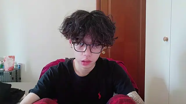 Snapshot of hangzi-0011 chatting on 10-17-25, 05:54 hangzi-0011 online show from 10-17-25, 05:54