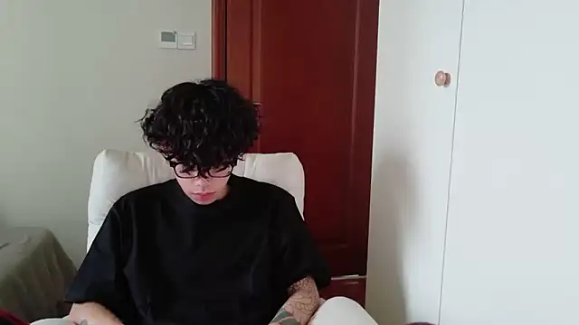 Snapshot of hangzi-0011 chatting on 10-19-25, 06:03 hangzi-0011 online show from 10-19-25, 06:03