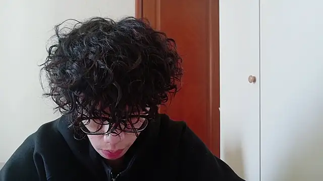 Snapshot of hangzi-0011 chatting on 10-23-25, 04:56 hangzi-0011 online show from 10-23-25, 04:56