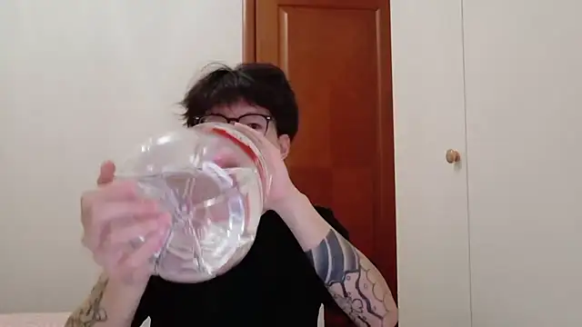 Snapshot of hangzi-0011 chatting on 11-16-25, 09:59 hangzi-0011 online show from 11-16-25, 09:59