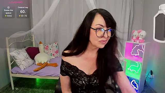 Snapshot of LindaRomero chatting on 11-06-25, 10:05 LindaRomero online show from 11-06-25, 10:05