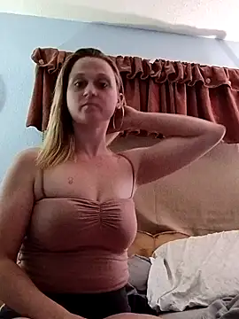 Snapshot of Queen2454 chatting on 04-24-26, 10:07 Queen2454 online show from 04-24-26, 10:07