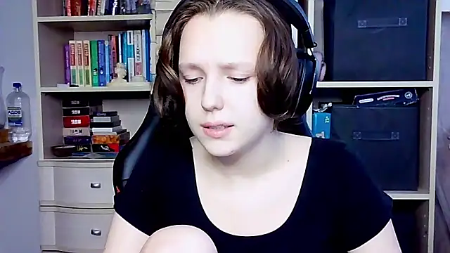 Snapshot of Diana-back chatting on 10-13-25, 07:41 Diana-back online show from 10-13-25, 07:41