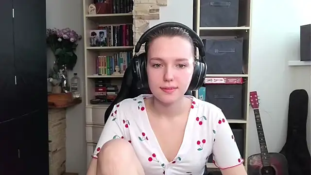 Snapshot of Diana-back chatting on 10-30-25, 07:21 Diana-back online show from 10-30-25, 07:21