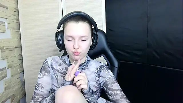 Snapshot of Diana-back chatting on 11-12-25, 11:54 Diana-back online show from 11-12-25, 11:54