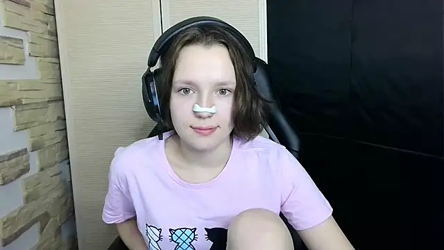 Snapshot of Diana-back chatting on 11-13-25, 12:26 Diana-back online show from 11-13-25, 12:26