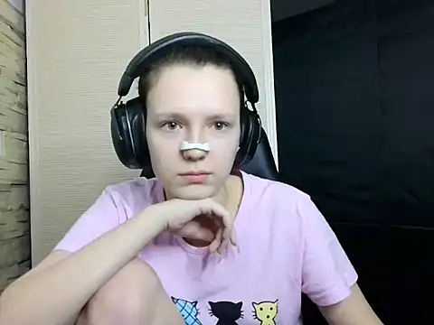 Snapshot of Diana-back chatting on 11-15-25, 01:18 Diana-back online show from 11-15-25, 01:18