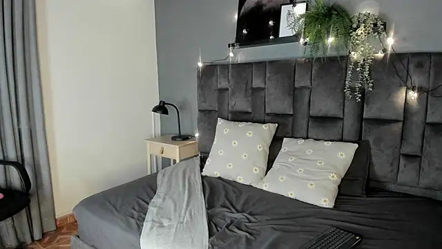 Snapshot of Julietasweett__ chatting on 10-27-25, 07:40 Julietasweett online show from 10-27-25, 07:40