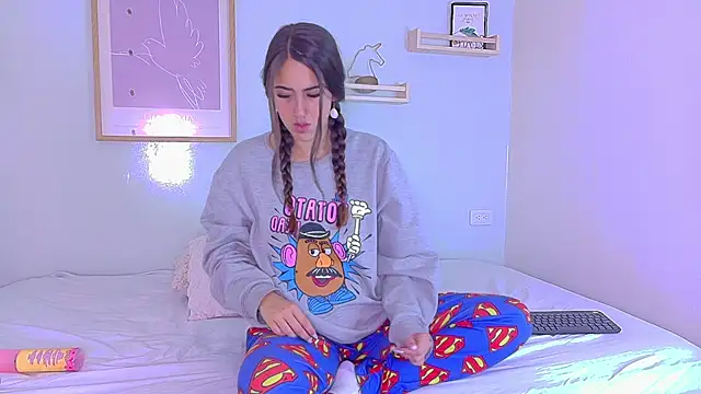 Snapshot of Julietasweett__ chatting on 11-14-25, 12:04 Julietasweett online show from 11-14-25, 12:04