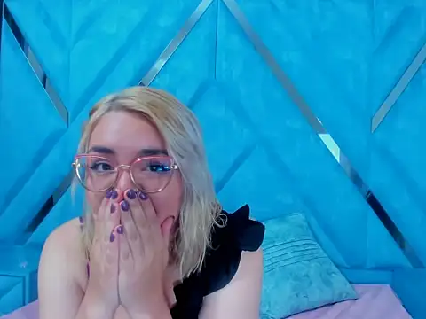 Snapshot of Eily_Blunts chatting on 10-04-25, 01:42 Eily Blunts online show from 10-04-25, 01:42