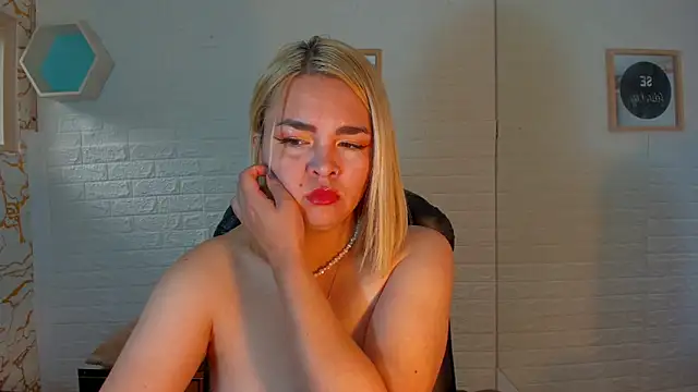 Snapshot of Eily_Blunts chatting on 10-19-25, 12:50 Eily Blunts online show from 10-19-25, 12:50