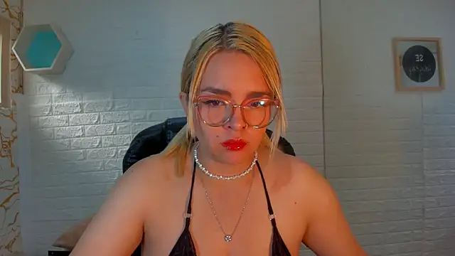 Snapshot of Eily_Blunts chatting on 10-20-25, 12:49 Eily Blunts online show from 10-20-25, 12:49