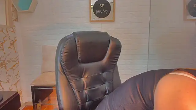 Snapshot of Eily_Blunts chatting on 10-22-25, 07:35 Eily Blunts online show from 10-22-25, 07:35