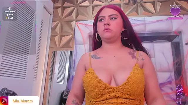 Snapshot of Mia_blumm chatting on 11-02-25, 12:29 Mia blumm online show from 11-02-25, 12:29