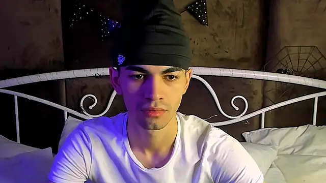 Snapshot of JaremyHarris chatting on 11-02-25, 08:33 JaremyHarris online show from 11-02-25, 08:33