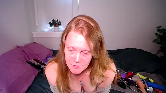 Snapshot of naughtyfox89 chatting on 08-06-26, 10:44 naughtyfox89 online show from 08-06-26, 10:44