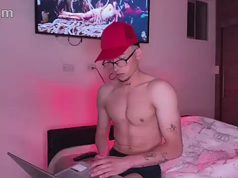 Snapshot of strongManLatino chatting on 10-06-25, 12:52 strongManLatino online show from 10-06-25, 12:52