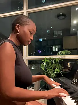 tia   fox online show from 10-31-25, 07:09