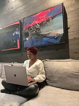 tia   fox online show from 11-08-25, 10:15